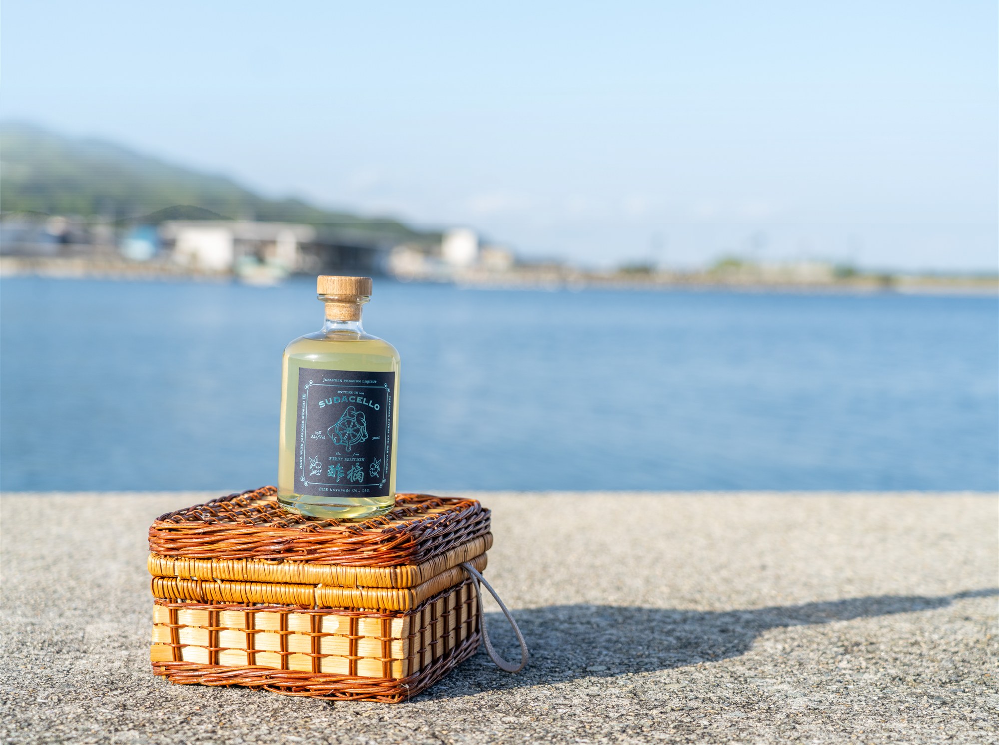 空から港へ。海を背にしたSUDACELLOのボトル